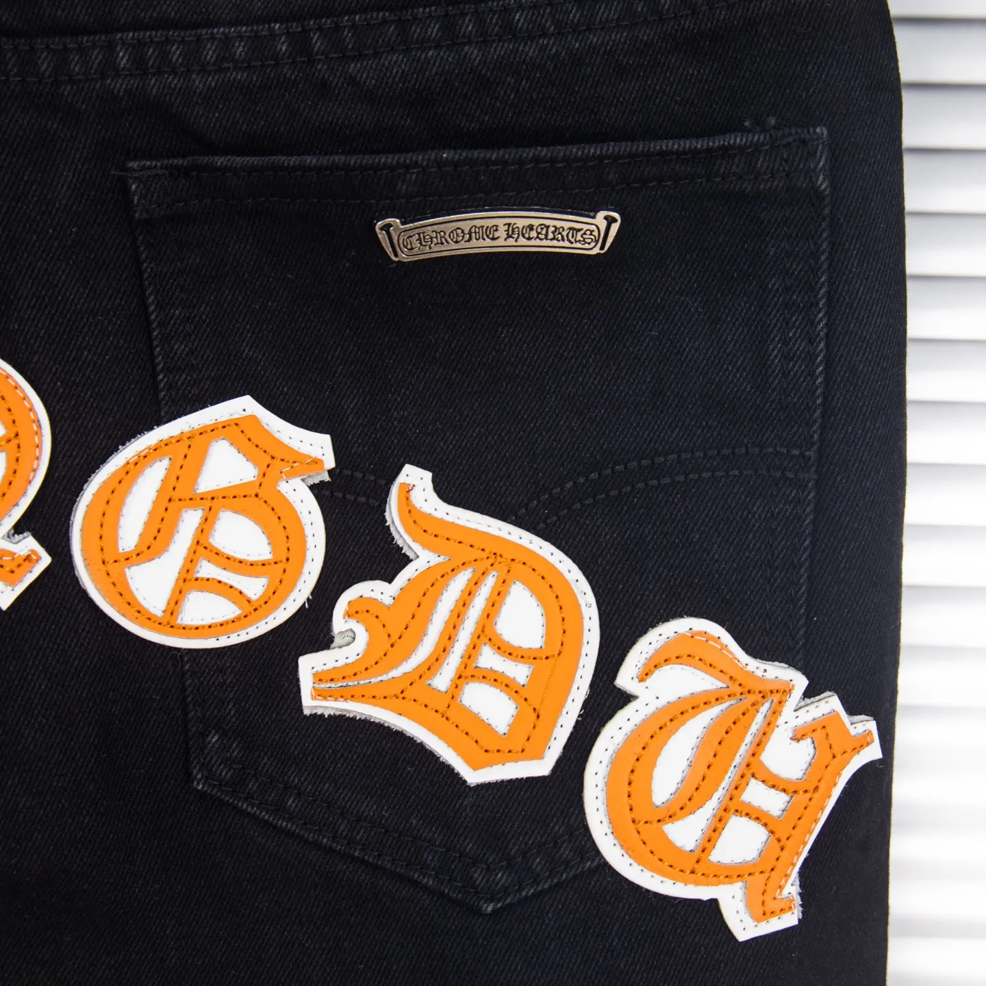 P260 Chrome Hearts Black Pants Sanskrit Yellow and White Patch Leather Jeans CH jeans need to be washed before being dismantled and then hand-stitched with sheepskin cross leather and then spliced ​​together. The whole piece has too many craftsmanship to explain. The patches are decorated with cross patterns and the high-waisted washed jeans! ! Absolutely high-end luxury products, god-level single products and super popular products, made with top heavy industry, a must-see magic weapon. Customized hardware. The fabric is thick and soft after washing. It has good breathability. Customized small leather label. Unique design. The details are simple and elegant, and the workmanship is exquisite. The entire trousers are neatly routed and the details are in place! It’s so cool that both men and women can easily control the genderless trend! Style number: 1874# Color: black Size: 28 30 32 34